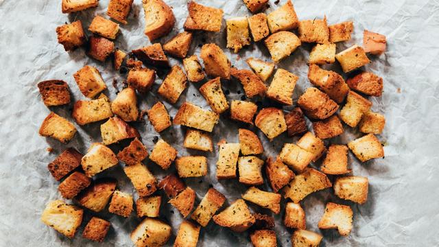 Leckeres Topping für Suppen und Salate: Croûtons selber machen Leckeres Topping für Suppen und Salate: Croûtons selber machen