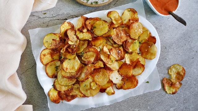 Perfekt knusprige Kartoffelchips aus der Heißluftfritteuse: Natürlicher Genuss ohne Zusatzstoffe Perfekt knusprige Kartoffelchips aus der Heißluftfritteuse: Natürlicher Genuss ohne Zusatzstoffe