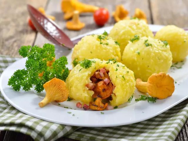 Traditionelle Klöße selber zubereiten: Ein Genuss für die ganze Familie Traditionelle Klöße selber zubereiten: Ein Genuss für die ganze Familie