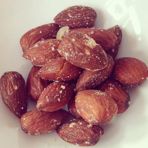 Frisch und köstlich: Selbstgemachte Salzmandeln statt Supermarktware Frisch und köstlich: Selbstgemachte Salzmandeln statt Supermarktware