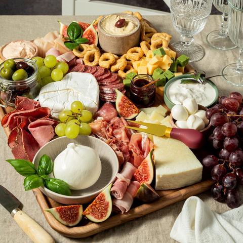 Vielfältige Variationen für deine eigene Wurst-Käse-Platte Vielfältige Variationen für deine eigene Wurst-Käse-Platte