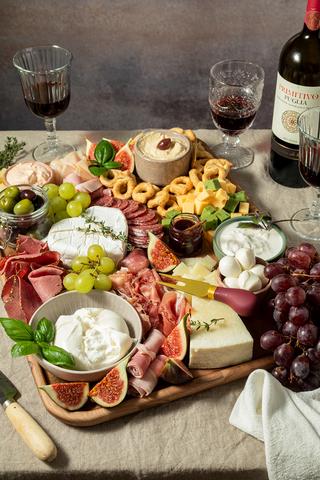 Eine köstliche Auswahl an Wurst und Käse zum Selbermachen Eine köstliche Auswahl an Wurst und Käse zum Selbermachen