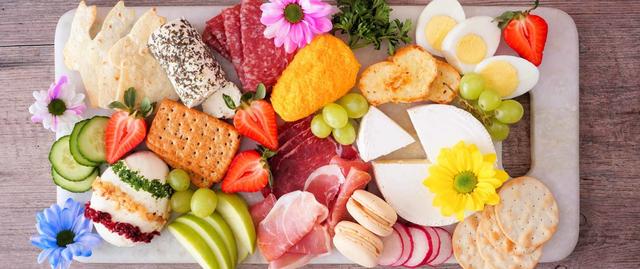 Genieße eine abwechslungsreiche Wurst-Käse-Platte nach deinem Geschmack Genieße eine abwechslungsreiche Wurst-Käse-Platte nach deinem Geschmack