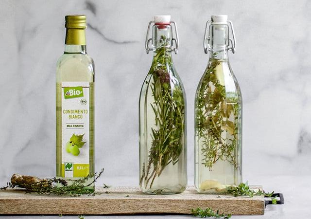 4. Kräuteressig selbst herstellen: Kreativität und Geschmack vereint in einer Flasche 4. Kräuteressig selbst herstellen: Kreativität und Geschmack vereint in einer Flasche