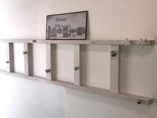Upcycling-Tipp: Eine Leiter als individuelle Garderobe nutzen Upcycling-Tipp: Eine Leiter als individuelle Garderobe nutzen