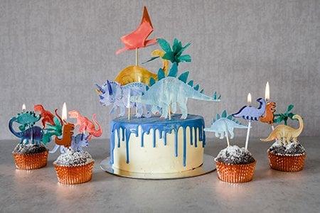 Kindergeburtstag-Highlight: Dino-Torte selbst gestalten Kindergeburtstag-Highlight: Dino-Torte selbst gestalten