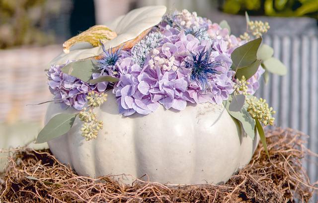 Herbstgestecke selber machen: Inspiration für eine farbenprächtige Dekoration Herbstgestecke selber machen: Inspiration für eine farbenprächtige Dekoration