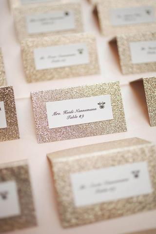 Persönliche Note auf den Hochzeitstischen: Tischkarten selber basteln