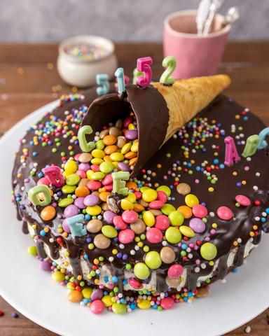 Eine bunte und festliche Torte zum ersten Schultag backen Eine bunte und festliche Torte zum ersten Schultag backen