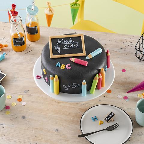 Mit Fondant-Deko und Himbeerfüllung: Die perfekte Einschulungstorte selbst gemacht Mit Fondant-Deko und Himbeerfüllung: Die perfekte Einschulungstorte selbst gemacht