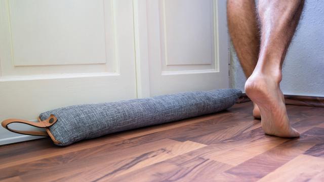 Nachhaltige Lösung: Zugluftstopper aus Stoffresten selbst herstellen Nachhaltige Lösung: Zugluftstopper aus Stoffresten selbst herstellen