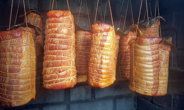 Geräucherten Schweinelachs selber herstellen: So geht Geräucherten Schweinelachs selber herstellen: So geht