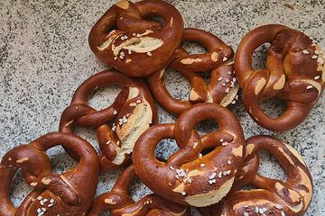 Laugenbrezel backen: So gelingt das beliebte Gebäck zu Hause Laugenbrezel backen: So gelingt das beliebte Gebäck zu Hause