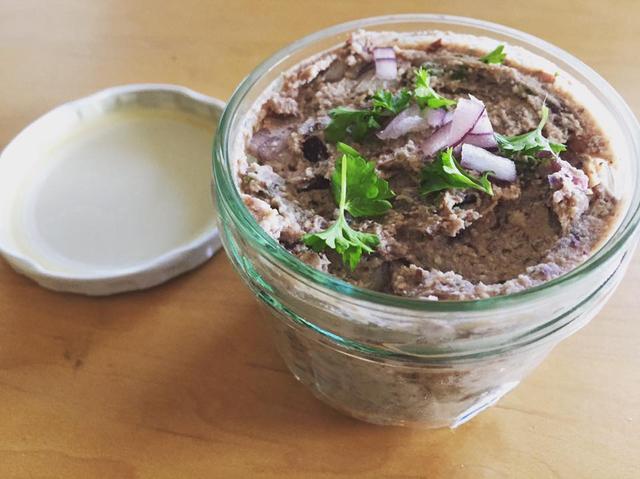 Vegetarische Alternative: Leberwurst selber machen mit vegetarischem Mett Vegetarische Alternative: Leberwurst selber machen mit vegetarischem Mett