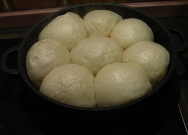 Selbstgemachte Dampfnudeln: Ein köstliches Gericht zum Selbermachen Selbstgemachte Dampfnudeln: Ein köstliches Gericht zum Selbermachen