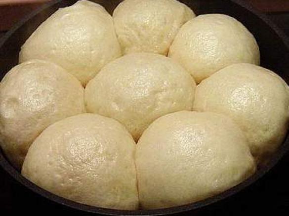 Mit diesem Rezept gelingen Ihnen garantiert perfekte selbstgemachte Dampfnudeln Mit diesem Rezept gelingen Ihnen garantiert perfekte selbstgemachte Dampfnudeln