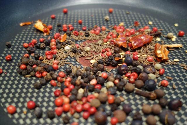 Aromaintensive Gewürzmischung für Wildgerichte selbst herstellen Aromaintensive Gewürzmischung für Wildgerichte selbst herstellen