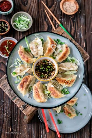 "Authentische japanische Gyoza selber machen: Ein einfaches Rezept" "Authentische japanische Gyoza selber machen: Ein einfaches Rezept"