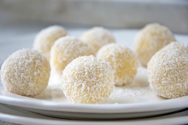 Schnelles und einfaches Rezept für köstliche Eierlikörkugeln mit Kokosraspeln Schnelles und einfaches Rezept für köstliche Eierlikörkugeln mit Kokosraspeln