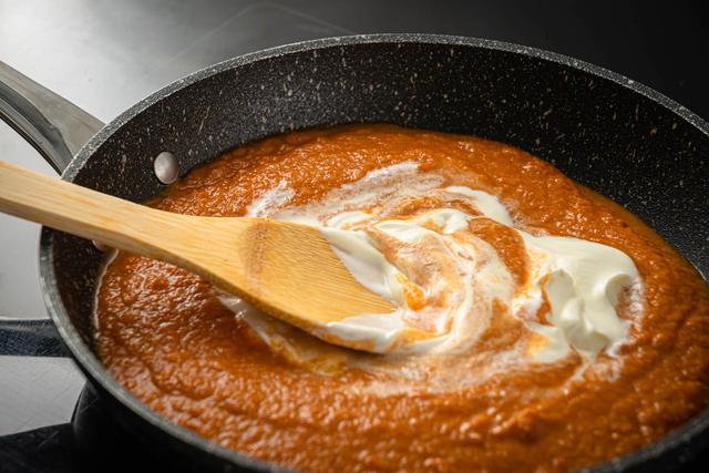 Griechische Köstlichkeit: Selber Metaxasauce zubereiten und genießen Griechische Köstlichkeit: Selber Metaxasauce zubereiten und genießen