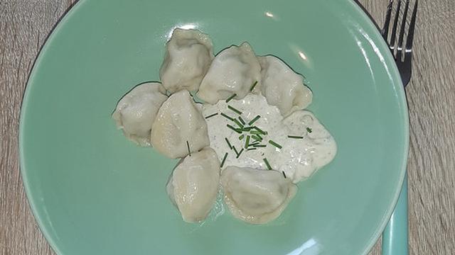 Einfach und lecker: Selbstgemachte Pelmeni mit Schmand-Sauce Einfach und lecker: Selbstgemachte Pelmeni mit Schmand-Sauce