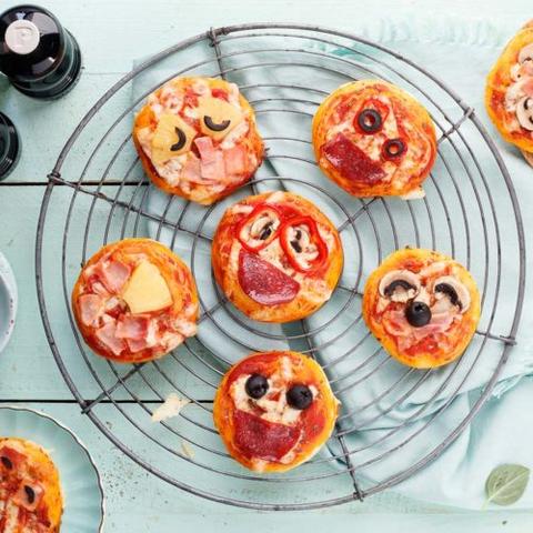 Leckere Mini-Pizzen ganz einfach selbst zubereiten Leckere Mini-Pizzen ganz einfach selbst zubereiten
