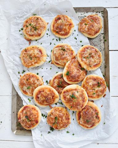 Party-Hit: Selbstgemachte Mini-Pizzen zum Genießen Party-Hit: Selbstgemachte Mini-Pizzen zum Genießen