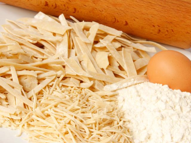 Zeit sparen mit einer Nudelmaschine: So gelingt perfekter Nudelteig Zeit sparen mit einer Nudelmaschine: So gelingt perfekter Nudelteig