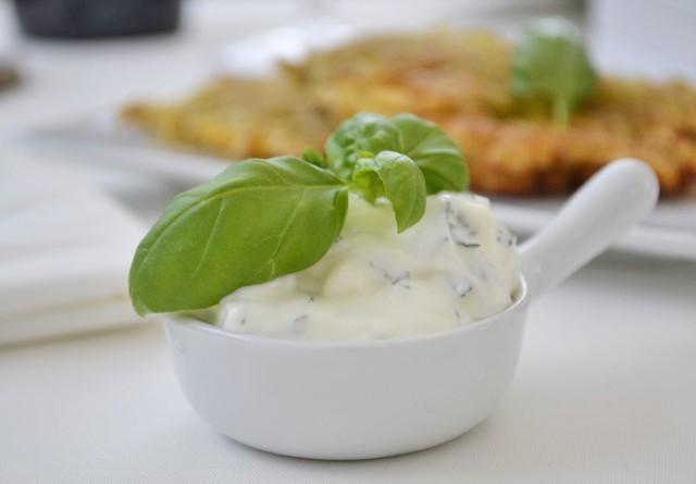 Vielseitiger Kräuterdip aus eigener Herstellung Vielseitiger Kräuterdip aus eigener Herstellung