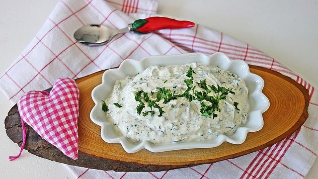 Leckerer Dip mit frischen Kräutern ganz einfach selbst gemacht Leckerer Dip mit frischen Kräutern ganz einfach selbst gemacht