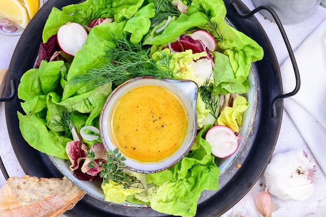 Salatsauce selber machen: Kreative Variationen für jeden Geschmack Salatsauce selber machen: Kreative Variationen für jeden Geschmack