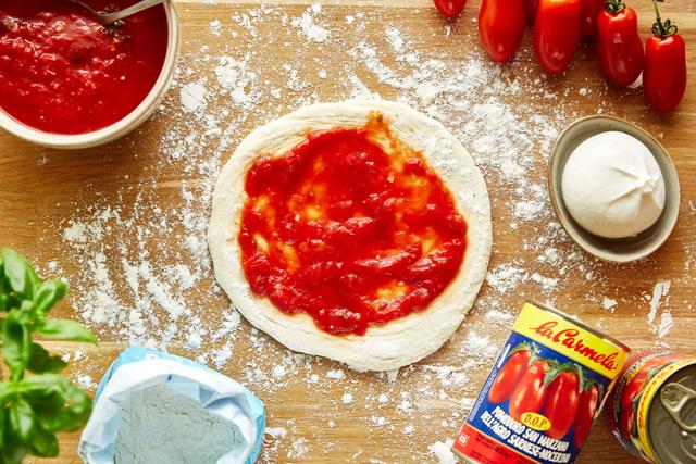 Vielseitige Tomatensoße für Pizza, Pasta und mehr - selbst gemacht und unwiderstehlich. Vielseitige Tomatensoße für Pizza, Pasta und mehr - selbst gemacht und unwiderstehlich.