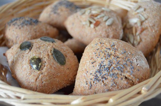 Selbst gebackene Vollkornbrötchen für einen genussvollen Start in den Tag Selbst gebackene Vollkornbrötchen für einen genussvollen Start in den Tag