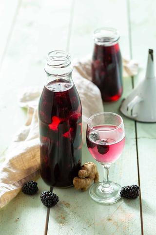 Gesund und lecker: Brombeerlikör mit Honig und Zimt selbst herstellen Gesund und lecker: Brombeerlikör mit Honig und Zimt selbst herstellen