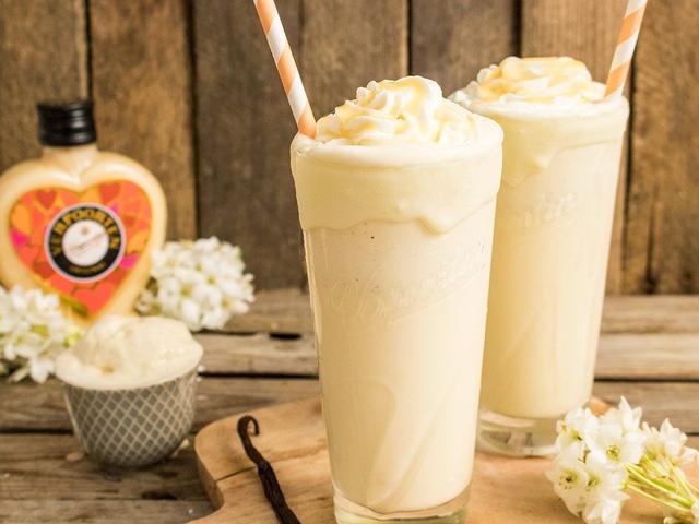 Verwöhne dich mit einem köstlichen selbstgemachten Vanille Milchshake Verwöhne dich mit einem köstlichen selbstgemachten Vanille Milchshake