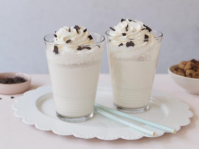 Schokoladige Verführung: Garniere deinen selbstgemachten Vanille Milchshake mit Schokoraspeln Schokoladige Verführung: Garniere deinen selbstgemachten Vanille Milchshake mit Schokoraspeln