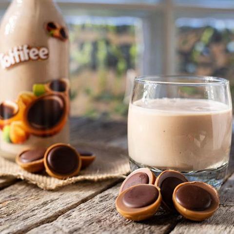 Toffifee Likör selber machen: Süßer Genuss für zuhause Toffifee Likör selber machen: Süßer Genuss für zuhause