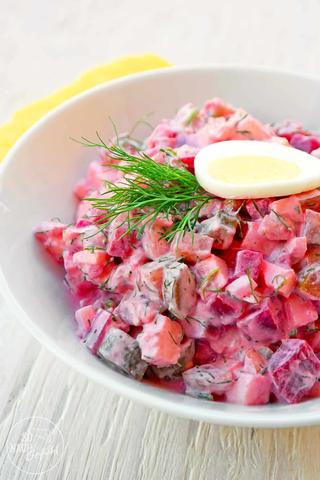 Einfaches und köstliches Rezept für selbstgemachten Heringssalat mit saurer Sahne Einfaches und köstliches Rezept für selbstgemachten Heringssalat mit saurer Sahne