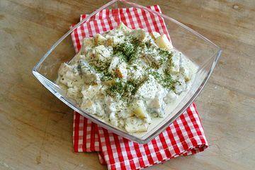 Vielfältige Variationen: Selbstgemachter Heringssalat mit Joghurt, saurer Sahne und Äpfeln Vielfältige Variationen: Selbstgemachter Heringssalat mit Joghurt, saurer Sahne und Äpfeln