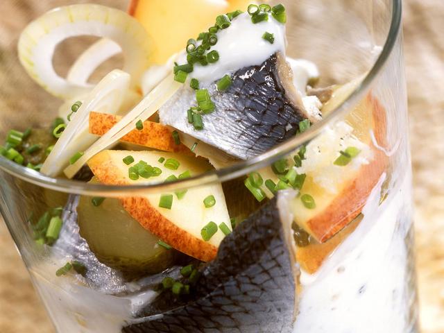 Leckeres Heringssalat Rezept zum Selbermachen - Mit Joghurt, saurer ...
