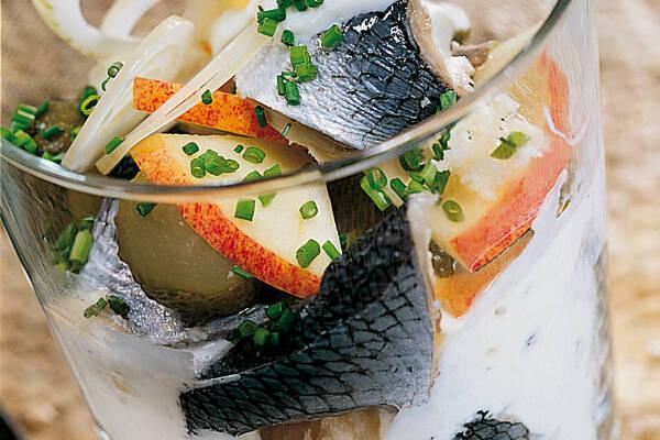 Klassisches Rezept neu interpretiert: Selbstgemachter Heringssalat mit Joghurt, saurer Sahne und frischem Dill Klassisches Rezept neu interpretiert: Selbstgemachter Heringssalat mit Joghurt, saurer Sahne und frischem Dill