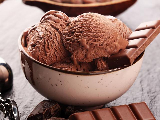 Cremiges Schokoeis ohne Eismaschine - Selber machen leicht gemacht! Cremiges Schokoeis ohne Eismaschine - Selber machen leicht gemacht!