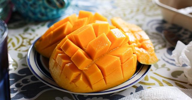 Erfahren Sie, wie Sie eine Mango richtig zerteilen können Erfahren Sie, wie Sie eine Mango richtig zerteilen können