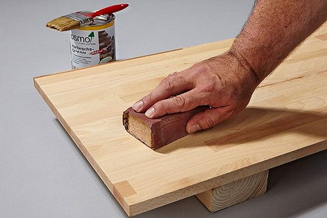 Robuste Hartholzplatte und praktische Aufbewahrungslösungen für die maßgeschneiderte Werkbank Robuste Hartholzplatte und praktische Aufbewahrungslösungen für die maßgeschneiderte Werkbank