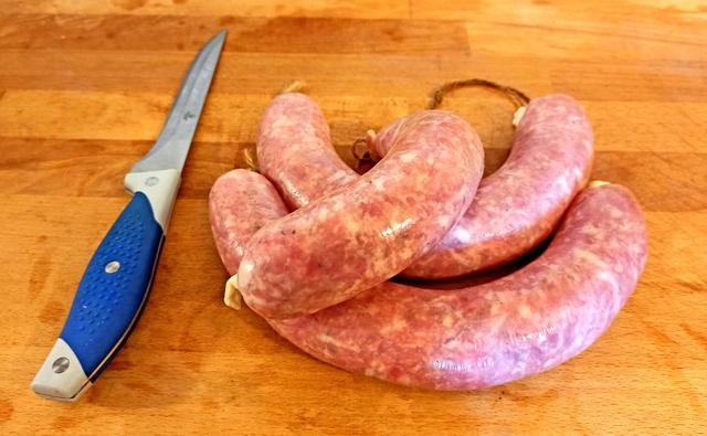 Schnittfeste Mettwurst selbstgemacht: Ein Genuss für Fleischliebhaber Schnittfeste Mettwurst selbstgemacht: Ein Genuss für Fleischliebhaber