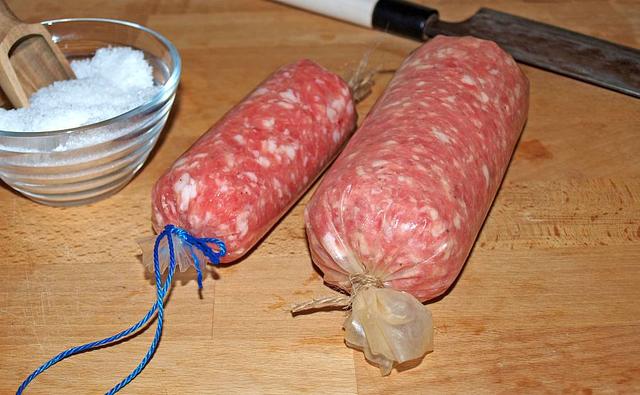 Traditionelles Handwerk: Mettwurst selber machen mit diesem einfachen Rezept Traditionelles Handwerk: Mettwurst selber machen mit diesem einfachen Rezept