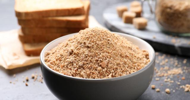 Nachhaltig und lecker: Paniermehl aus altem Brot selber machen