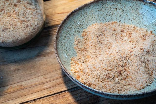 Schritt-für-Schritt-Anleitung: Wie du aus altbackenem Brot köstliches Paniermehl zauberst