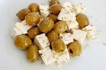 Leckeres Apero-Highlight: Rezept für eingelegte Oliven mit Feta und grünen Oliven Leckeres Apero-Highlight: Rezept für eingelegte Oliven mit Feta und grünen Oliven
