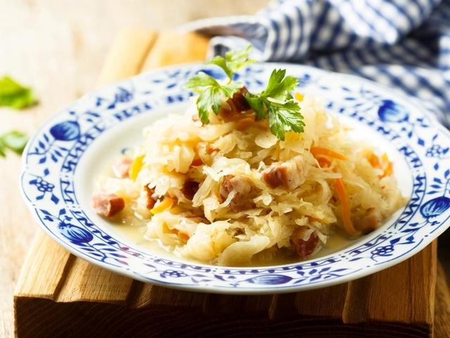 Traditionelles Sauerkraut selber machen: Tipps von Oma Traditionelles Sauerkraut selber machen: Tipps von Oma